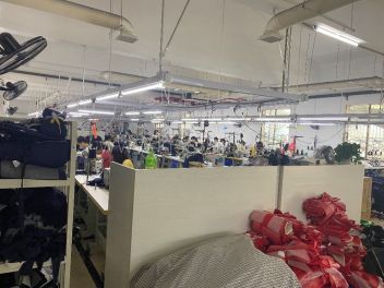 探秘湖北國(guó)派服裝制造 匠心工藝與產(chǎn)業(yè)升級(jí)之路