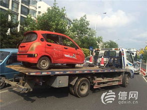 老年代步車長期占用停車位，交警取證后依法拖移，行業亂象亟待治理